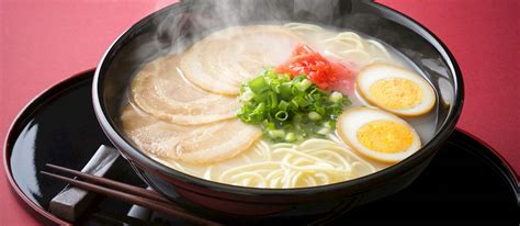  Hakata Ramen: สัมผัสความหอมหวานของน้ำซุปกระดูกหมูผสานรสชาติเข้มข้นของซอส장