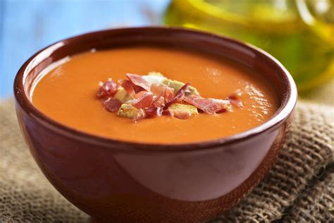  Salmorejo Cordobesiano: อร่อยจัดจ้านด้วยความเปรี้ยวหอมของมะเขือเทศและรสชาติเข้มข้นของแฮม!