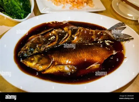   Hangzhou West Lake Vinegar Fish: A Symphony of Tangy Delight and Silken Tenderness!