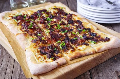  Tarte Flambée: อร่อยนุ่มละมุนลิ้น ดื่มด่ำความหอมกรุ่นของชีสและเบคอน!