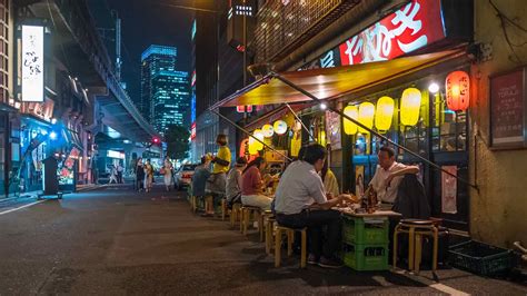 東京駅 24時間営業 ファミレス と 夜の都市生活の変遷